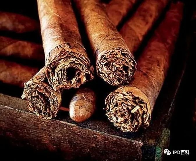 从当前的世界烟草行业来看，烟草经济的发展十分迅速，中国是烟草生产与消费第一大国，每年由我国生产与出售的烟草远销世界各地。与此同时，中国烟草行业的集中度越来越高，企业的数量与规模稳步上升，行业迈向规模化(图2)